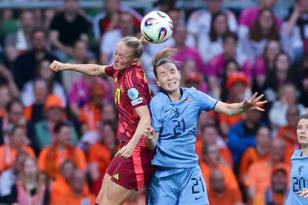 Lea Schueller (Germany) und Damaris Egurrola (Netherlands) kaempfen um den Ball, UEFA Women s Nations League 2024 25 Grp A1 MD5, Germany and Netherlands, Weserstadion am 30. May 2025 in Bremen, Deutschland. (Foto von Marco Steinbrenner DeFodi Images) Lea Schueller (Germany) und Damaris Egurrola (Netherlands) battle for the ball, UEFA Women s Nations League 2024 25 Grp A1 MD5, Germany and Netherlands, Weserstadion, May 30, 2025 in Bremen, Germany. (Photo by Marco Steinbrenner DeFodi Images)