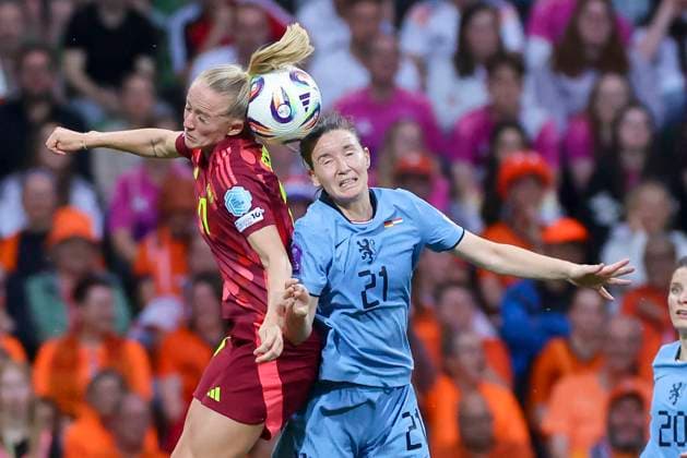 Lea Schueller (Germany) und Damaris Egurrola (Netherlands) kaempfen um den Ball, UEFA Women s Nations League 2024 25 Grp A1 MD5, Germany and Netherlands, Weserstadion am 30. May 2025 in Bremen, Deutschland. (Foto von Marco Steinbrenner DeFodi Images) Lea Schueller (Germany) und Damaris Egurrola (Netherlands) battle for the ball, UEFA Women s Nations League 2024 25 Grp A1 MD5, Germany and Netherlands, Weserstadion, May 30, 2025 in Bremen, Germany. (Photo by Marco Steinbrenner DeFodi Images)