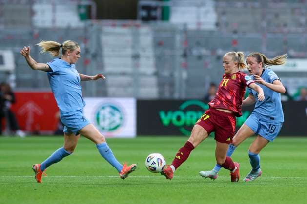 Jill Roord (Netherlands), Lea Schueller (Germany) und Wieke Kaptein (Netherlands) kaempfen um den Ball, UEFA Women s Nations League 2024 25 Grp A1 MD5, Germany and Netherlands, Weserstadion am 30. May 2025 in Bremen, Deutschland. (Foto von Marco Steinbrenner DeFodi Images) Jill Roord (Netherlands), Lea Schueller (Germany) und Wieke Kaptein (Netherlands) battle for the ball, UEFA Women s Nations League 2024 25 Grp A1 MD5, Germany and Netherlands, Weserstadion, May 30, 2025 in Bremen, Germany. (Photo by Marco Steinbrenner DeFodi Images)