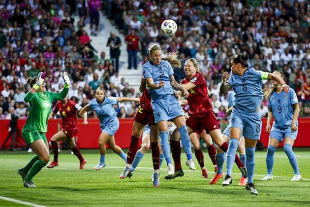 BREMEN - Lynn Wilms of Holland in action against Rebecca Knaak of Germany during a Nations League match between Germany and the Netherlands on May 30, 2025 in Bremen, Germany. ANP VINCENT JANNINK xVIxANPxSportx xxANPxIVx 529023659 originalFilename: 529023659.jpg