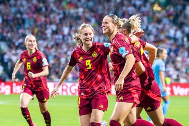 30.05.2025: Frauenfußball, UEFA Women s Nations League, Deutschland-Niederlande im Weserstadion in Bremen. Deutschlands Sjoeke Nüsken (l-r), Deutschlands Klara Bühl und Deutschlands Lea Schüller jubeln nach dem Tor zum 4:0. Copyright: xThomasxHaeslerx