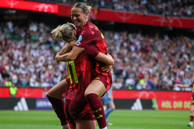 Bremen, Deutschland 30. Mai 2025: UEFA Nations League Women - 2025 - Deutschland vs. Niederlande Im Bild: v.li. Torschützin Lea Schüller Schueller (Deutschland) macht das Tor zum 2:0 für Deutschland und jubelt mit Klara Bühl Buehl (Deutschland) Weser Stadion Niedersachen Copyright: xFotostandx xFantinix