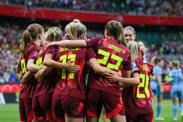 Bremen, Deutschland 30. Mai 2025: UEFA Nations League Women - 2025 - Deutschland vs. Niederlande Im Bild: v.li. die Dritte Torschützin Lea Schüller Schueller (Deutschland) macht das Tor zum 2:0 für Deutschland und jubelt mit ihren Mannschaftskolleginnen Weser Stadion Niedersachen Copyright: xFotostandx xFantinix