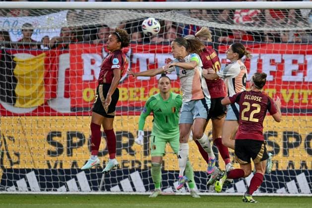 250530 BELGIUM VS SPAIN Kassandra Missipo (23) of Belgium, Irene Paredes (4) of Spain, Justine Vanhaevermaet (10) of Belgium and Esther Gonzalez (9) of Spain pictured fighting for the ball during a game between the national teams of Belgium, called the Red Flames and Spain on the 5th matchday in group A3 of the 2024-25 Women s Nations League competition, on Friday 30 May 2025 in Leuven , Belgium . PHOTO SPORTPIX David Catry Leuven Den Dreef Belgium  Copyright: xSportpix.bex xDavidxCatryxDavidxCatryx