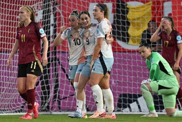 250530 BELGIUM VS SPAIN Esther Gonzalez (9) of Spain pictured celebrating with teammates after scoring the 0-2 goal during a game between the national teams of Belgium, called the Red Flames and Spain on the 5th matchday in group A3 of the 2024-25 Women s Nations League competition, on Friday 30 May 2025 in Leuven , Belgium . PHOTO SPORTPIX David Catry Leuven Den Dreef Belgium  Copyright: xSportpix.bex xDavidxCatryxDavidxCatryx