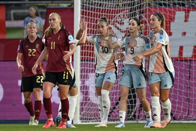 250530 BELGIUM VS SPAIN Esther Gonzalez (9) of Spain pictured celebrating with teammates after scoring the 0-2 goal during a game between the national teams of Belgium, called the Red Flames and Spain on the 5th matchday in group A3 of the 2024-25 Women s Nations League competition, on Friday 30 May 2025 in Leuven , Belgium . PHOTO SPORTPIX David Catry Leuven Den Dreef Belgium  Copyright: xSportpix.bex xDavidxCatryxDavidxCatryx