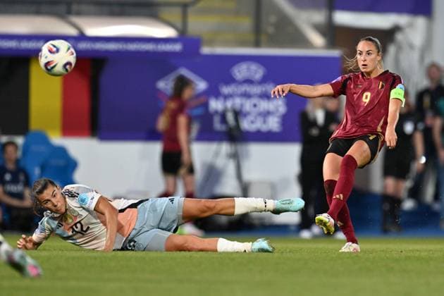 250530 BELGIUM VS SPAIN Patri Guijarro (12) of Spain pictured defending on Tessa Wullaert (9) of Belgium during a game between the national teams of Belgium, called the Red Flames and Spain on the 5th matchday in group A3 of the 2024-25 Women s Nations League competition, on Friday 30 May 2025 in Leuven , Belgium . PHOTO SPORTPIX David Catry Leuven Den Dreef Belgium  Copyright: xSportpix.bex xDavidxCatryxDavidxCatryx