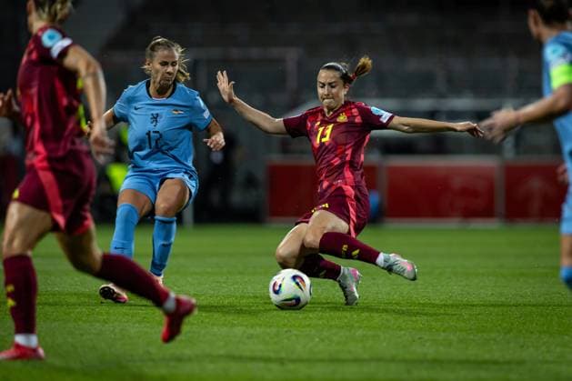 UWNL: Deutschland vs Niederlande; 30.05.25 Victoria Pelova (Nr.17, Niederlande) gegen Sara Däbritz (Nr.13, Deutschland) UWNL: Deutschland vs Niederlande, Weserstadion am 30.05.25 Copyright: xBEAUTIFULxSPORTS MarioxM.xKobergx