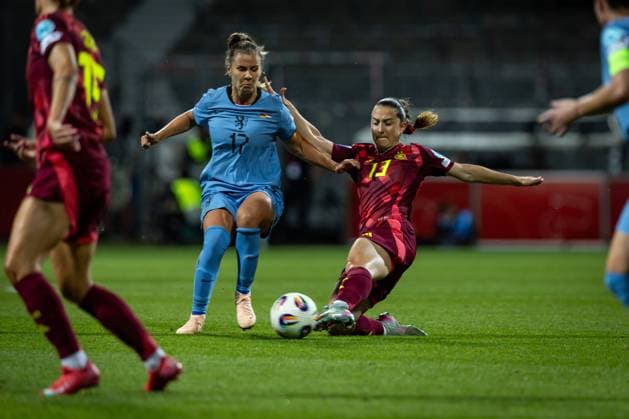 UWNL: Deutschland vs Niederlande; 30.05.25 Victoria Pelova (Nr.17, Niederlande) gegen Sara Däbritz (Nr.13, Deutschland) UWNL: Deutschland vs Niederlande, Weserstadion am 30.05.25 Copyright: xBEAUTIFULxSPORTS MarioxM.xKobergx