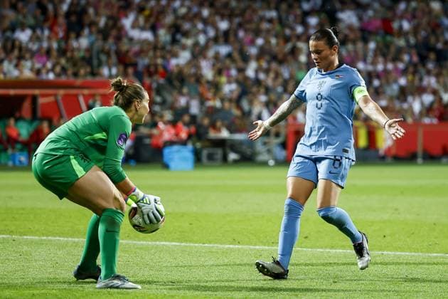 BREMEN - (l-r) Holland goalkeeper Lize Kop, Sherida Spitse of Holland during a Nations League match between Germany and the Netherlands on May 30, 2025 in Bremen, Germany. ANP VINCENT JANNINK xVIxANPxSportx xxANPxIVx 529026498 originalFilename: 529026498.jpg