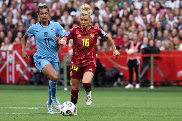 Bremen, Weserstadion, 30.05.25, GER, Frauen, UEFA WOMENS NATIONS LEAGUE 2024 2025, Deutschland - Niederlande Bild: v.li. im Zweikampf Esmee BRUGTS (Niederlande) und Linda DALLMANN (Deutschland) UEFA regulations prohibit any use of photographs as image sequences and or quasi-video. Bremen Deutschland
