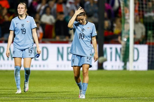 BREMEN - (l-r) Wieke Kaptein of Holland, DanioÂ«lle van de Donk of Holland after the Nations League match between Germany and the Netherlands on May 30, 2025 in Bremen, Germany. ANP VINCENT JANNINK xVIxANPxSportx xxANPxIVx 529026939 originalFilename: 529026939.jpg