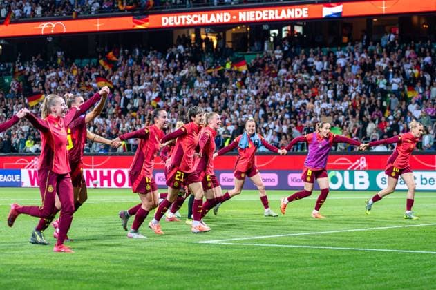 30.05.2025: Frauenfußball, UEFA Women s Nations League, Deutschland-Niederlande im Weserstadion in Bremen. Die deutschen Spielerinnen jubeln nach dem Schlusspfiff mit ihren Fans. Copyright: xThomasxHaeslerx