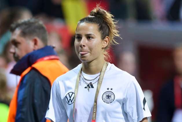 Lena Oberdorf (Germany) schaut, UEFA Women s Nations League 2024 25 Grp A1 MD5, Germany and Netherlands, Weserstadion am 30. May 2025 in Bremen, Deutschland. (Foto von Marco Steinbrenner DeFodi Images) Lena Oberdorf (Germany) looks on, UEFA Women s Nations League 2024 25 Grp A1 MD5, Germany and Netherlands, Weserstadion, May 30, 2025 in Bremen, Germany. (Photo by Marco Steinbrenner DeFodi Images)