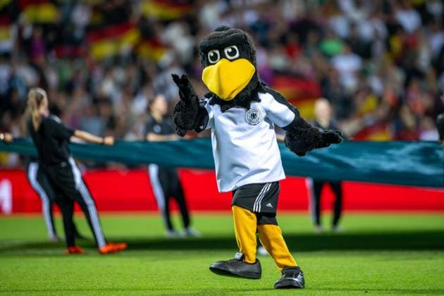 30.05.2025: Frauenfußball, UEFA Women s Nations League, Deutschland-Niederlande im Weserstadion in Bremen. Maskottchen Paule läuft über das Spielfeld. Copyright: xThomasxHaeslerx
