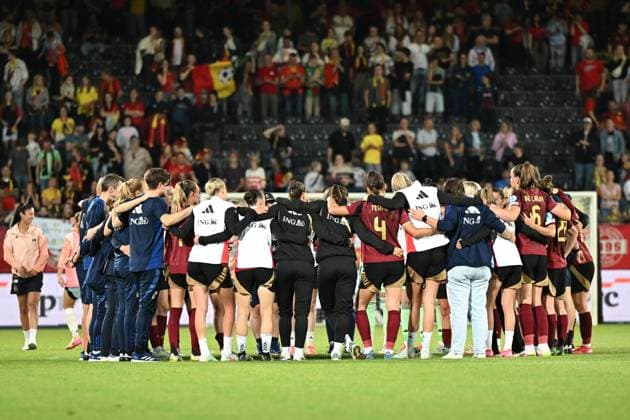 250530 BELGIUM VS SPAIN players of Belgium pictured gathered together after a game between the national teams of Belgium, called the Red Flames and Spain on the 5th matchday in group A3 of the 2024-25 Women s Nations League competition, on Friday 30 May 2025 in Leuven , Belgium . PHOTO SPORTPIX David Catry Leuven Den Dreef Belgium  Copyright: xSportpix.bex xDavidxCatryxDavidxCatryx