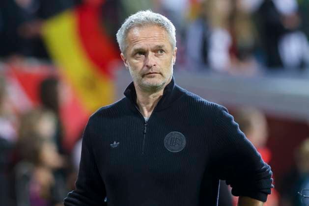 Bundestrainer Christian Wueck (Germany) schaut, UEFA Women s Nations League 2024 25 Grp A1 MD5, Germany and Netherlands, Weserstadion am 30. May 2025 in Bremen, Deutschland. (Foto von Marco Steinbrenner DeFodi Images) Bundestrainer Christian Wueck (Germany) looks on, UEFA Women s Nations League 2024 25 Grp A1 MD5, Germany and Netherlands, Weserstadion, May 30, 2025 in Bremen, Germany. (Photo by Marco Steinbrenner DeFodi Images)