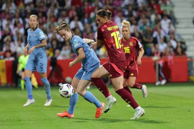 GER, xFSx , Bremen , Nations League der Frauen , im Bremer Weserstadion 30.05.2025 , v.l. Veerle Buurman (Niederland ,4) im Zweikampf mit Giovanna Hoffmann (Deutschland ,18 ) Copyright: HMBxMedia FernandoxSoares