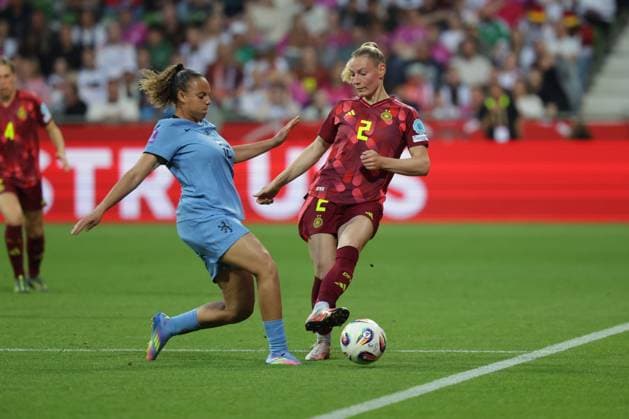 GER, xFSx , Bremen , Nations League der Frauen , im Bremer Weserstadion 30.05.2025 , v.l. Chasity Grant (Niederland ,12) im Zweikampf mit Sarai Linder (Deutschland ,2 ) Copyright: HMBxMedia FernandoxSoares