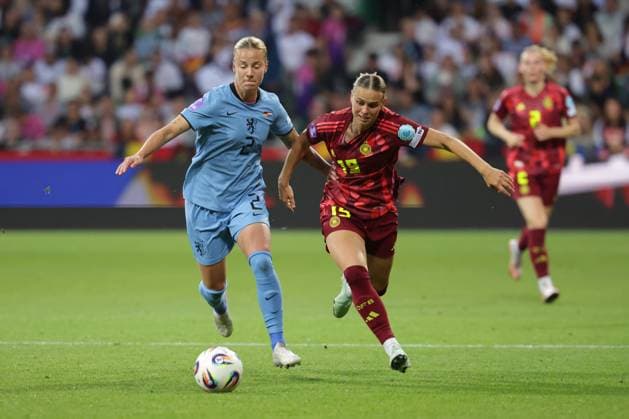 GER, xFSx , Bremen , Nations League der Frauen , im Bremer Weserstadion 30.05.2025 , v.l. Lynn Wilms (Niederland ,2) im Zweikampf mit Klara Buehl (Deutschland ,19 ) Copyright: HMBxMedia FernandoxSoares