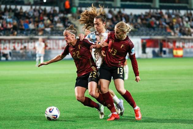 Women’s Nations League: Belgien - Spanien; Löwen, The King Power At Den Dreef Stadium am 30.05.2025 Laura Deloose (Belgien, 22) und Elena Dhont (Belgien, 13) im Zweikampf mit Lucía Corrales (Spanien, 5) Women’s Nations League: Belgien - Spanien; Löwen, The King Power At Den Dreef Stadium am 30.05.2025 Copyright: xBEAUTIFULxSPORTS Freisenx