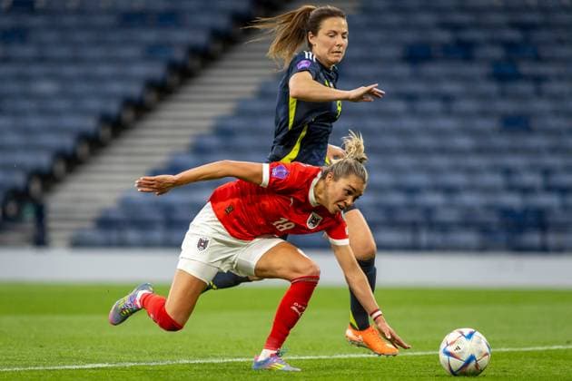 Scotland Women v Austria Women UEFA Women s Nations League 30 05 2025. Group A Rachel Corsie of The Scotland Women s national team, Nationalteam tracks back to deny Julia Hickelsberger of The Austrian Women s National Team an almost certain goal during the UEFA Women s Nations League, Scotland vs Austria, The National Stadium, Hampden Park, Glasgow, 30 05 2025 Hampden Park The National Stadium Glasgow United Kingdom Editorial use only , Copyright: xColinxPoultneyx PSI-22199-0097