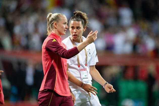 Lea SCHUELLER, Schüller (GER) und Lena O_berDORF (GER), Schlussjubel Deutschland, Jubel, jubeln, Freude, cheers, UEFA Womens Nations League, 5. Spieltag, matchday 5, Fussball Laenderspiel der Frauen, Deutschland (GER) - Niederlande (NED) 4-0 am 30.05.2025 in Bremen Deutschland. Â