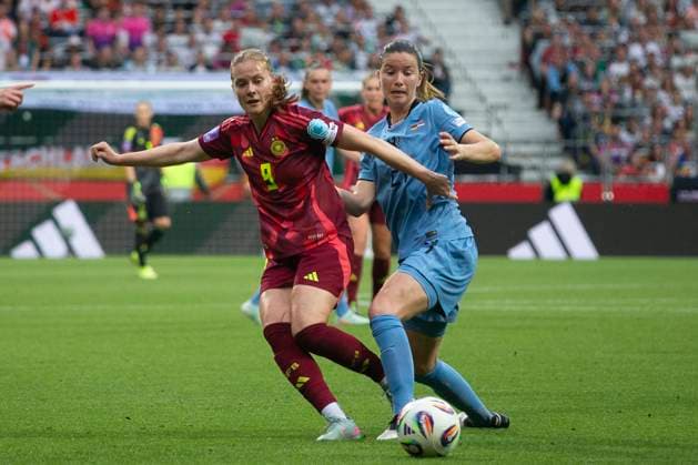 GER, Bremen, Fußballl, Frauenfussball, UEFA Womens Nations League, 5. Spieltag, Deutschland vs. Niederlande im Bild v.l.: Sjoeke Nuesken (GER 09), Damaris Egurrola (NED 21), Zweikampf 30.05.2025, Weserstadion Bremen UEFA REGULATIONS PROHIBIT ANY USE OF PHOTOGRAPHS AS IMAGE SEQUENCES AND OR QUASI-VIDEO, Copyright: HMBxMedia PaulxFritz
