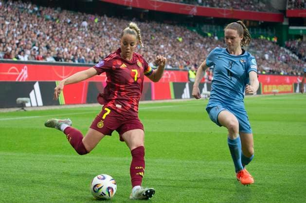 GER, Bremen, Fußballl, Frauenfussball, UEFA Womens Nations League, 5. Spieltag, Deutschland vs. Niederlande im Bild v.l.: Giulia Gwinn (GER 07), Veerle Buurman (NED 04), Zweikampf 30.05.2025, Weserstadion Bremen UEFA REGULATIONS PROHIBIT ANY USE OF PHOTOGRAPHS AS IMAGE SEQUENCES AND OR QUASI-VIDEO, Copyright: HMBxMedia PaulxFritz