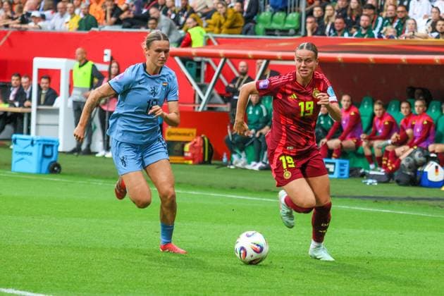 Bremen, Deutschland 30. Mai 2025: UEFA Nations League Women - 2025 - Deutschland vs. Niederlande Im Bild: v.li. im Zweikampf Kerstin Casparij (Niederlande) und Klara Bühl Buehl (Deutschland) Weser Stadion Niedersachen Copyright: xFotostandx xFantinix