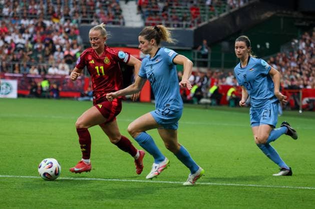 Bremen, Deutschland 30. Mai 2025: UEFA Nations League Women - 2025 - Deutschland vs. Niederlande Im Bild: v.li. Lea Schüller Schueller (Deutschland) und Dominique Janssen (Niederlande) im Laufduell Weser Stadion Niedersachen Copyright: xFotostandx xFantinix