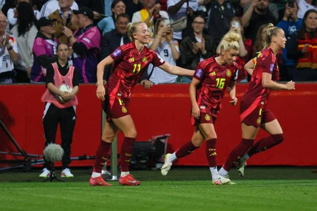 Bremen, Deutschland 30. Mai 2025: UEFA Nations League Women - 2025 - Deutschland vs. Niederlande Im Bild: v.li. Torschützin Lea Schüller Schueller (Deutschland) macht das Tor zum 4;0 für Deutschland und jubelt mit Linda Dallmann (Deutschland) und mit Giulia Gwinn (Deutschland) Weser Stadion Niedersachen Copyright: xFotostandx xFantinix