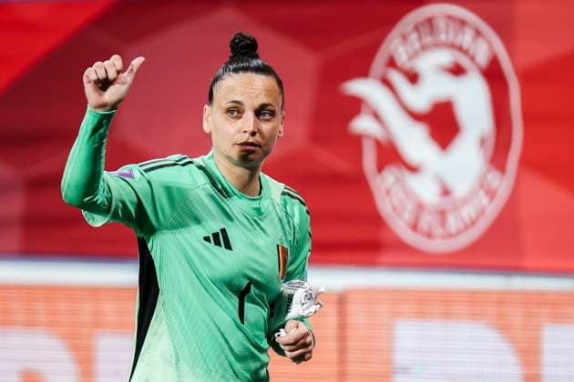 Sport Bilder des Tages Women’s Nations League: Belgien - Spanien; Löwen, The King Power At Den Dreef Stadium am 30.05.2025 Nicky Evrard (Belgien, 1) zeigt den Daumen hoch nach dem Spiel – trotz Niederlage Women’s Nations League: Belgien - Spanien; Löwen, The King Power At Den Dreef Stadium am 30.05.2025 Copyright: xBEAUTIFULxSPORTS Freisenx