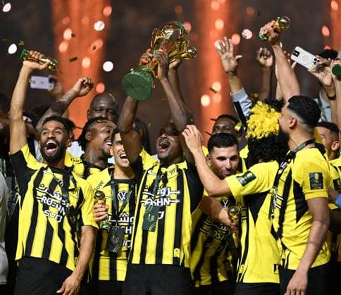 Sport Themen der Woche KW22 Sport Bilder des Tages JEDDAH, SAUDI ARABIA - MAY 30: Ittihad s players celebrate with the championship trophy during the podium ceremony . during the Final King s Cup match between Al Ittihad and Al Qadsiah at King Abdullah Sports City on May 30, 2025 in Jeddah, Saudi Arabia.