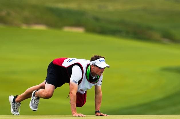May 30, 2025, Madison, Wisconsin, USA: Jin Hee Im s caddie NATE BLAKSO gets low to size up a putt during the second round of the 2025 LPGA, Golf Damen U.S. Womens Open at Erin Hills Golf Course in Erin, Wis. Madison USA - ZUMAb262 20250530_znp_b262_040 Copyright: xJeffxM.xBrownx