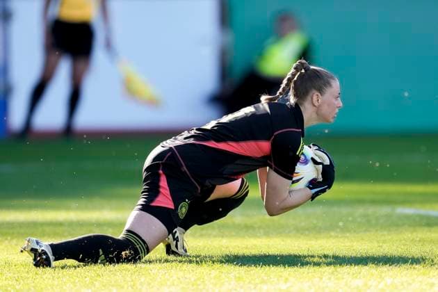 Rafaela Borggräfe (Torhüterin, Torwart, Deutschland, 1), am Ball, Freisteller, Ganzkörper, Einzelbild, Einzelfoto, Aktion, Action, 30.05.2025, Großaspach (Deutschland), Fussball, Länderspiel, U23-Frauen, Deutschland - USA, DFB DFL REGULATIONS PROHIBIT ANY USE OF PHOTOGRAPHS AS IMAGE SEQUENCES AND OR QUASI-VIDEO.