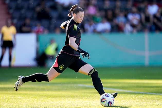 Rafaela Borggräfe (Torhüterin, Torwart, Deutschland, 1), am Ball, Freisteller, Ganzkörper, Einzelbild, Einzelfoto, Aktion, Action, 30.05.2025, Großaspach (Deutschland), Fussball, Länderspiel, U23-Frauen, Deutschland - USA, DFB DFL REGULATIONS PROHIBIT ANY USE OF PHOTOGRAPHS AS IMAGE SEQUENCES AND OR QUASI-VIDEO.