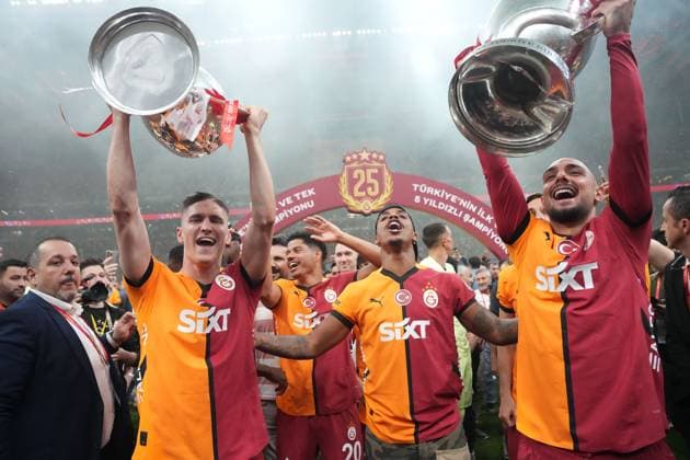 Bilder des Jahres 2025, Sport 05 Mai Sport Bilder des Tages Galatasaray players celebrated with the 2024 25 championship trophy in their home stadium and in front of their fans after the Turkish Super League match between Galatasaray and Basaksehir FK at Rams Park Stadium in Istanbul , Turkey on May 30 , 2025. Pictured: Elias Jelert (L) and Ahmed Kutucu (R) ( Photo by Seskimphoto) Istanbul Turkey Istanbul Turkey Copyright: xSeskimphotox GSaray-Basaksehir-30525 (256)