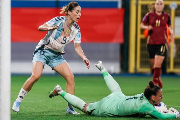 Women’s Nations League: Belgien - Spanien; Löwen, The King Power At Den Dreef Stadium am 30.05.2025 Der Ball von Esther Gonzalez (Spanien, 9) wird von Nicky Evrard (Belgien, 1) abgefangen. Women’s Nations League: Belgien - Spanien; Löwen, The King Power At Den Dreef Stadium am 30.05.2025 Copyright: xBEAUTIFULxSPORTS Freisenx
