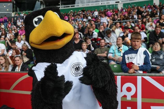 UEFA Frauen Nations League: Deutschland - Niederlande am 30.05.2025 im Weserstadion in Bremen Paule das Maskottchen der deutschen Natonalmannschaft