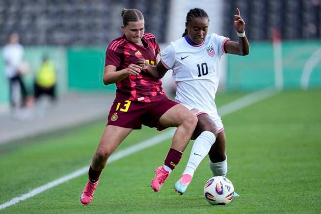 v.li.: Julia Mickenhagen (Deutschland, 13), Jaedyn Shaw (USA, 10), Zweikampf, Spielszene, Duell, duel, tackle, tackling, Dynamik, Action, Aktion, 30.05.2025, Großaspach (Deutschland), Fussball, Länderspiel, U23-Frauen, Deutschland - USA, DFB DFL REGULATIONS PROHIBIT ANY USE OF PHOTOGRAPHS AS IMAGE SEQUENCES AND OR QUASI-VIDEO.