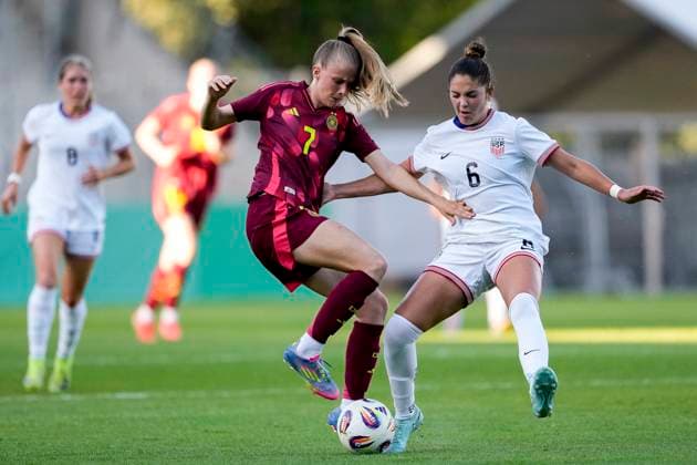 v.li.: Vivien Endemann (Deutschland, 7), Riley Jackson (USA, 6), Zweikampf, Spielszene, Duell, duel, tackle, tackling, Dynamik, Action, Aktion, 30.05.2025, Großaspach (Deutschland), Fussball, Länderspiel, U23-Frauen, Deutschland - USA, DFB DFL REGULATIONS PROHIBIT ANY USE OF PHOTOGRAPHS AS IMAGE SEQUENCES AND OR QUASI-VIDEO.