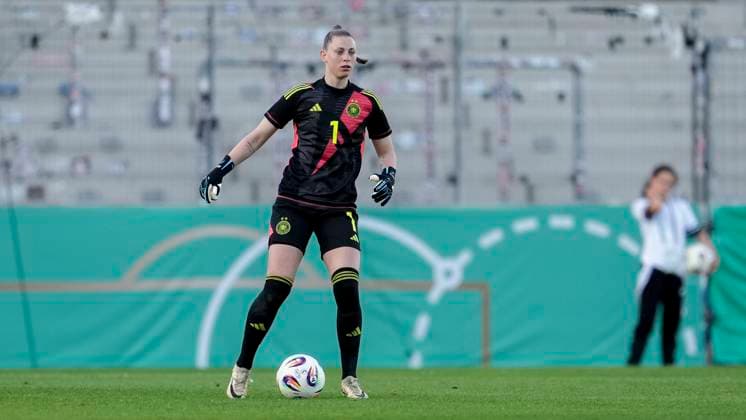 Rafaela Borggräfe (Torhüterin, Torwart, Deutschland, 1), am Ball, Freisteller, Ganzkörper, Einzelbild, Einzelfoto, Aktion, Action, 30.05.2025, Großaspach (Deutschland), Fussball, Länderspiel, U23-Frauen, Deutschland - USA, DFB DFL REGULATIONS PROHIBIT ANY USE OF PHOTOGRAPHS AS IMAGE SEQUENCES AND OR QUASI-VIDEO.