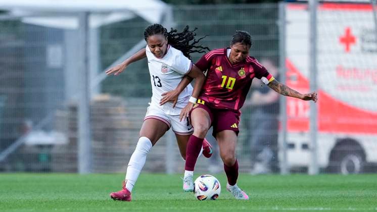 v.li.: Caiya Hanks (USA, 13), Gia Corley (Deutschland, 10), Zweikampf, Spielszene, Duell, duel, tackle, tackling, Dynamik, Action, Aktion, 30.05.2025, Großaspach (Deutschland), Fussball, Länderspiel, U23-Frauen, Deutschland - USA, DFB DFL REGULATIONS PROHIBIT ANY USE OF PHOTOGRAPHS AS IMAGE SEQUENCES AND OR QUASI-VIDEO.