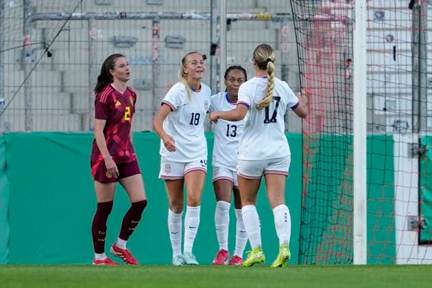 v.li.: Chiara Hahn (Deutschland, 2), Torschützin Evelyn Shores (USA, 18), Caiya Hanks (USA, 13), Abi Brighton (USA, 17), Spielerinnen der USA (US WNT U-23), jubeln über das Tor zum 1:2, Jubel, Torjubel, Torerfolg, celebrate the goal, goal, celebration, jubelt ueber das Tor, Freuen, Freude, freut sich, optimistisch, positiv, Spielszene, Highlight, Action, Aktion, 30.05.2025, Großaspach (Deutschland), Fussball, Länderspiel, U23-Frauen, Deutschland - USA, DFB DFL REGULATIONS PROHIBIT ANY USE OF PHOTOGRAPHS AS IMAGE SEQUENCES AND OR QUASI-VIDEO.