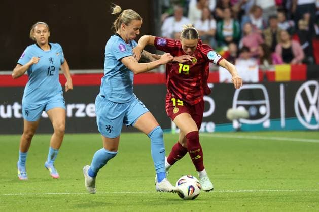Bremen, Weserstadion, 30.05.25, GER, Frauen, UEFA WOMENS NATIONS LEAGUE 2024 2025, Deutschland - Niederlande Bild: v.li. im Zweikampf Lynn WILMS (Niederlande) und Klara BUEHL (Deutschland) UEFA regulations prohibit any use of photographs as image sequences and or quasi-video. Bremen Deutschland