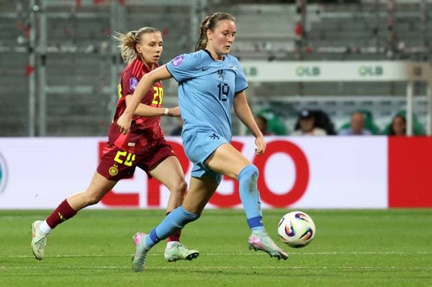 Bremen, Weserstadion, 30.05.25, GER, Frauen, UEFA WOMENS NATIONS LEAGUE 2024 2025, Deutschland - Niederlande Bild: v.li. im Zweikampf Elisa SENSS (Deutschland) und Wiese KAPTEIN (Niederlande) UEFA regulations prohibit any use of photographs as image sequences and or quasi-video. Bremen Deutschland