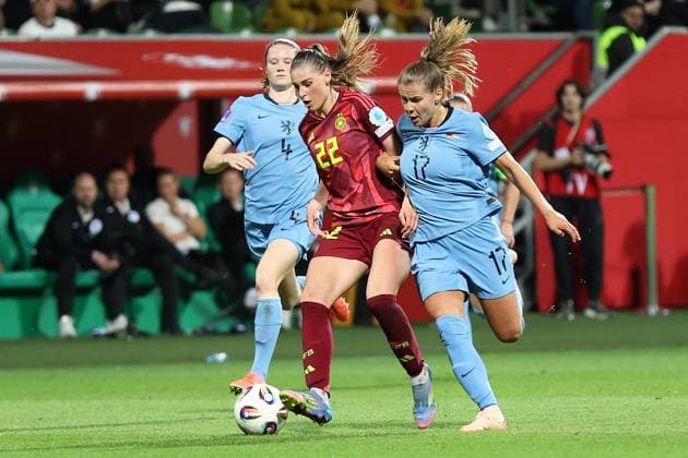 Bremen, Weserstadion, 30.05.25, GER, Frauen, UEFA WOMENS NATIONS LEAGUE 2024 2025, Deutschland - Niederlande Bild: v.li. im Zweikampf Jule BRAND (Deutschland) und Victoria PELOVA (Niederlande) UEFA regulations prohibit any use of photographs as image sequences and or quasi-video. Bremen Deutschland
