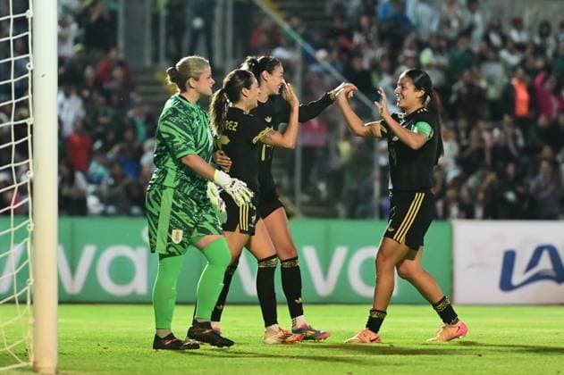 MEXICO VS URUGUAY International Friendly, Länderspiel, Nationalmannschaft MEXICO VS URUGUAY INTERNATIONAL FRIENDLY 30052025 PUEBLA, MEXICO. Action photo of Carolina Quintero Jaramillo of the Mexico female National Soccer Team (C), congratulated by teammates after scoring a goal during interrnational friendly game against Uruguay, held at the Olympic Stadium of the BUAP at Puebla. Mexico drew 2.-2. Foto de acciuon de Caroliba Jaramillo de la Seleccion Nacional femenina de Mexico (C), felicitada por sus companeras luego de anotar un gol, durante juego amistoso internacional en contra de Uruguay, celebrado en el Estadio Olimpico de ka BUAP en Puebla. Photo by IMAGENSHOP AGENCIA FOTOGRAFICA PUEBLA PUEBLA MEXICO Copyright: xIMAGENSHOPxAGENCIAxFOTOGRAFICAx
