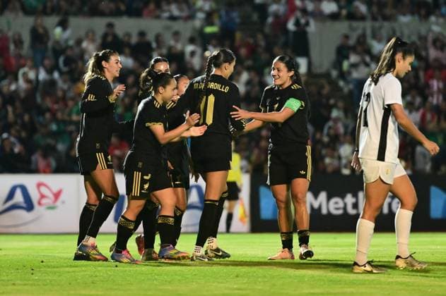 MEXICO VS URUGUAY International Friendly, Länderspiel, Nationalmannschaft MEXICO VS URUGUAY INTERNATIONAL FRIENDLY 30052025 PUEBLA, MEXICO. Action photo of Carolina Quintero Jaramillo of the Mexico female National Soccer Team (C), congratulated by teammates after scoring a goal during interrnational friendly game against Uruguay, held at the Olympic Stadium of the BUAP at Puebla. Mexico drew 2.-2. Foto de acciuon de Carolina Quintero Jaramillo de la Seleccion Nacional femenina de Mexico (C), felicitada por sus companeras luego de anotar un gol, durante juego amistoso internacional en contra de Uruguay, celebrado en el Estadio Olimpico de ka BUAP en Puebla. Photo by IMAGENSHOP AGENCIA FOTOGRAFICA PUEBLA PUEBLA MEXICO Copyright: xIMAGENSHOPxAGENCIAxFOTOGRAFICAx